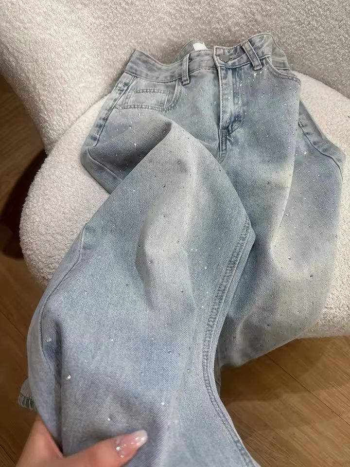 Dettaglio gamba jeans con strass donna, denim azzurro chiaro, effetto stellato glamour