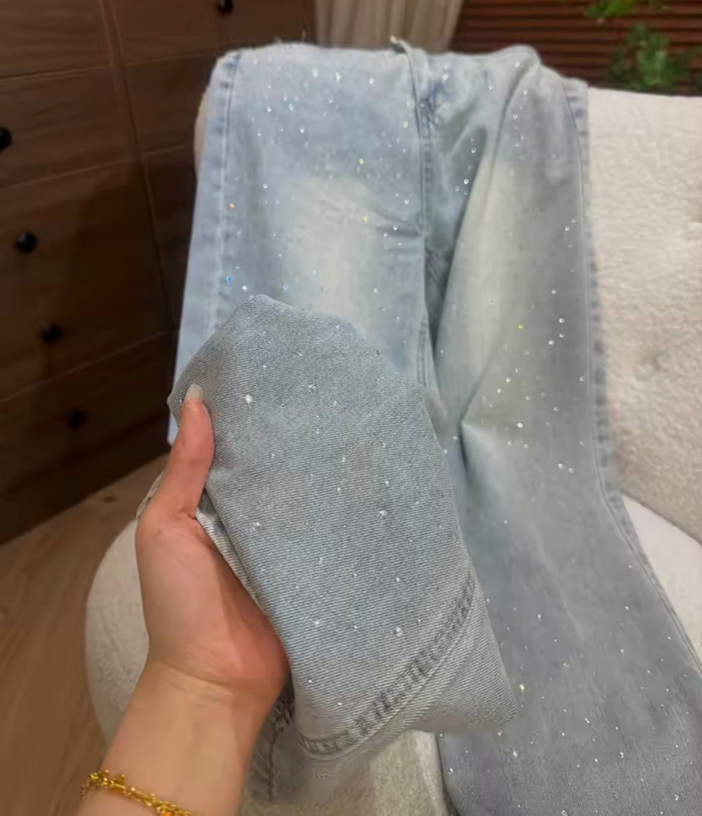 Dettaglio orlo grezzo jeans con strass donna, denim azzurro chiaro, micro-strass termoadesivi