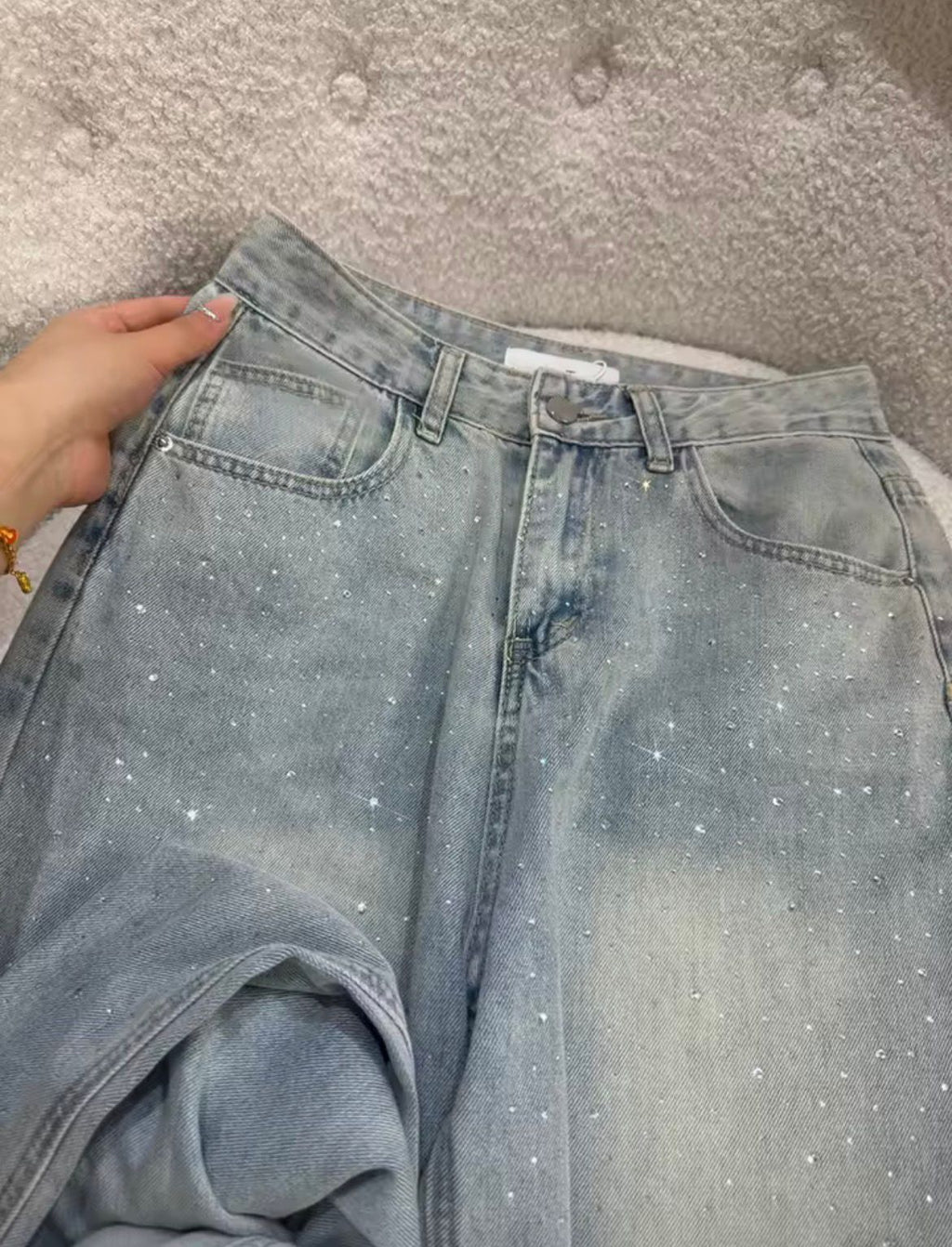 Dettaglio vita alta e tasche frontali jeans con strass donna, denim stone-washed azzurro