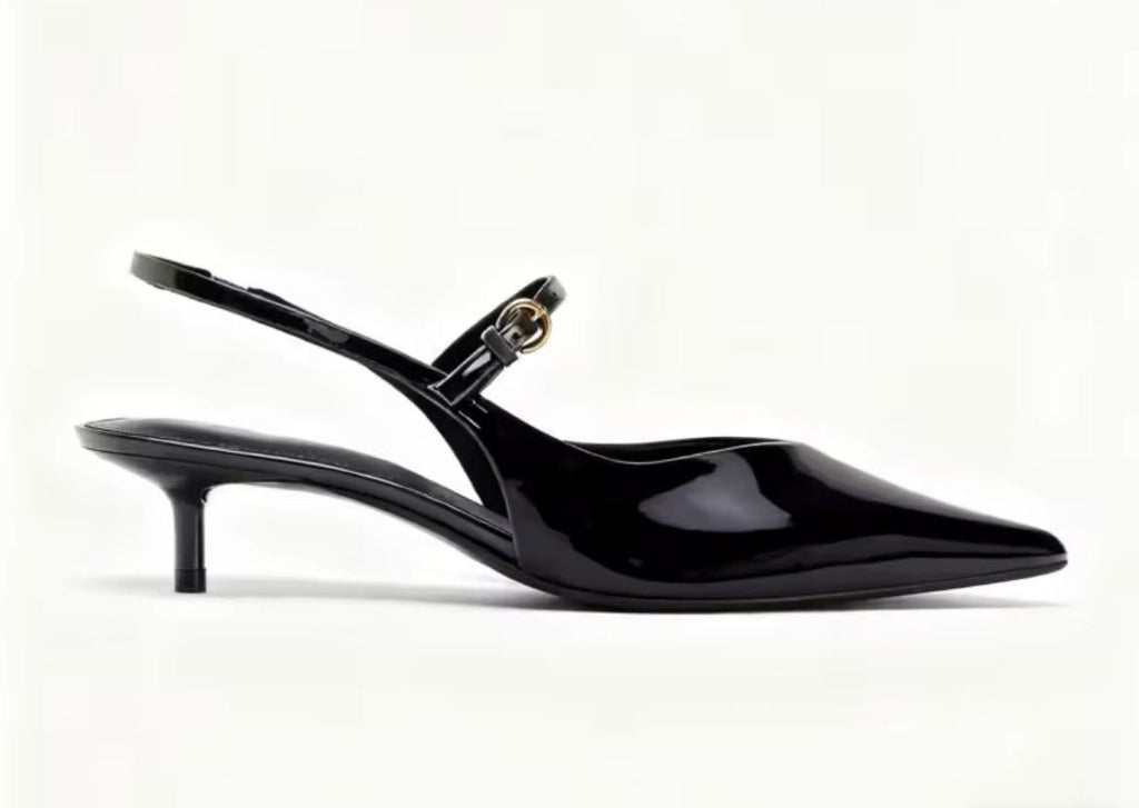 SCARPA_DECOLLETE_SEXY_NERA_LATO Décolleté slingback donna nera in vernice lucida con cinturino e fibbia dorata – vista laterale