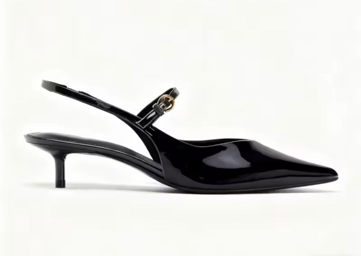 SCARPA_DECOLLETE_SEXY_NERA_LATO Décolleté slingback donna nera in vernice lucida con cinturino e fibbia dorata – vista laterale