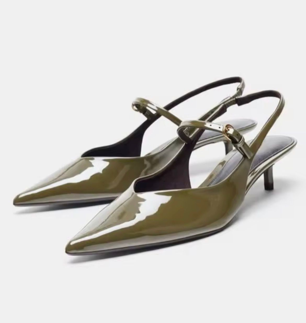 SCARPA_DECOLLETE_SEXY_VERDE_OLIVA Décolleté slingback donna in vernice verde oliva con punta affusolata e kitten heel – vista frontale
