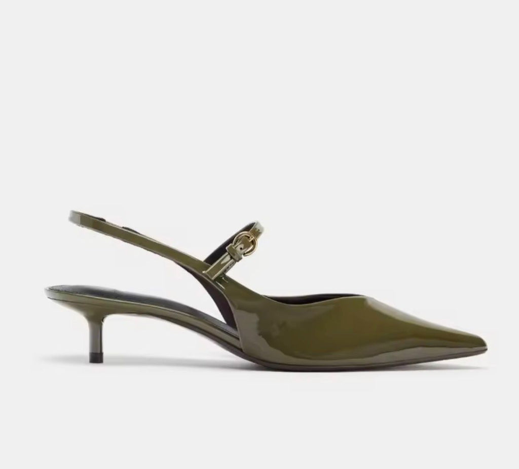 SCARPA_DECOLLETE_SEXY_VERDE_OLIVA_LATO Décolleté slingback donna verde oliva in vernice lucida con cinturino e fibbia dorata – vista laterale