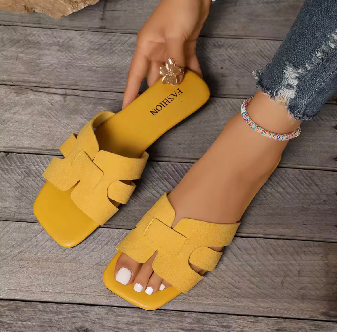 Sandalo_Flat_con_Fascia_H_Yellow_Calzatura_Estiva_Donna_My_One_Only_Shop
