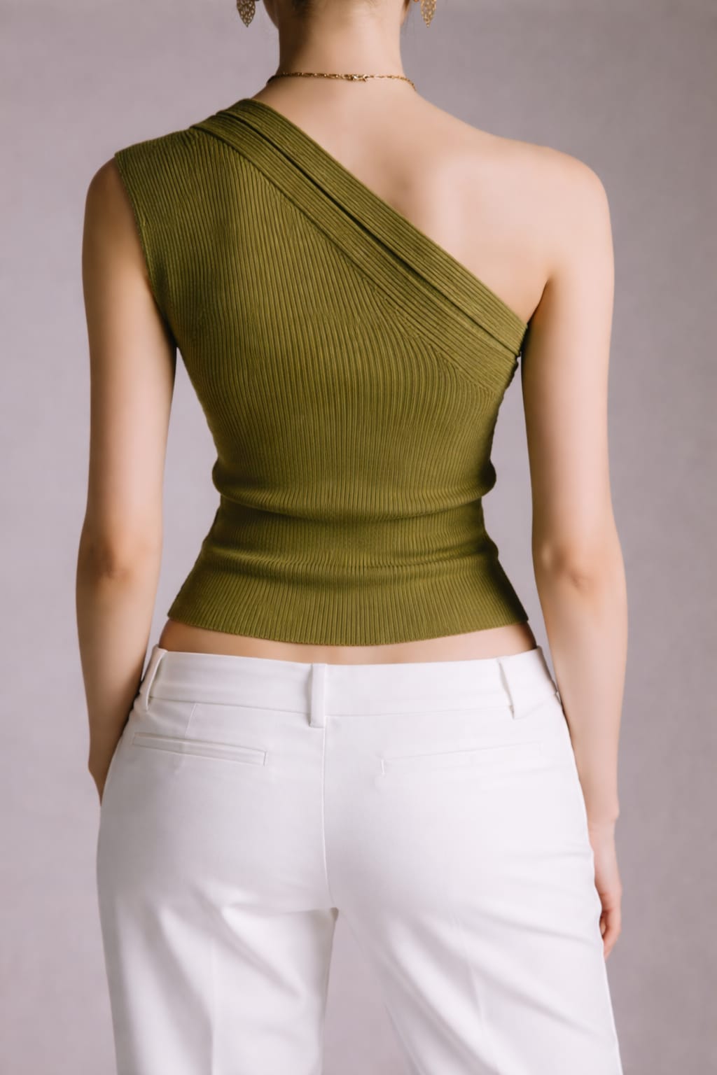 "Top monospalla donna verde oliva con drappeggio diagonale, fit slim crop – retro"