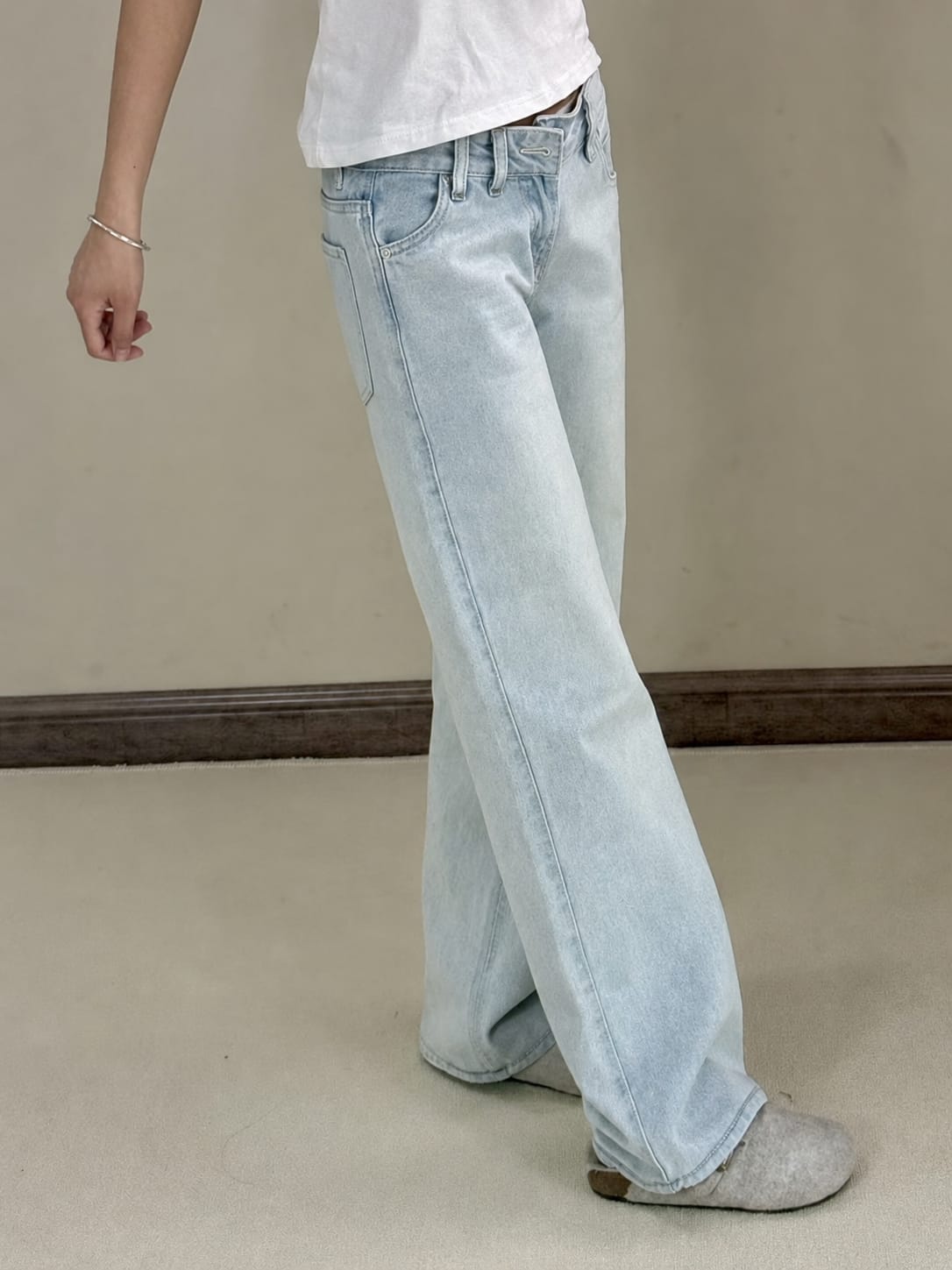 Jeans flare donna in denim azzurro chiaro slavato, vita medio-bassa, gamba a zampa"
