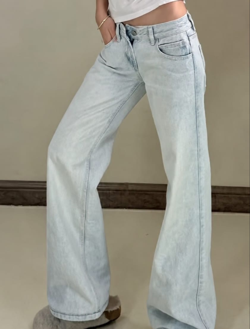 Jeans flare donna in denim azzurro chiaro slavato, vita medio-bassa, gamba a zampa