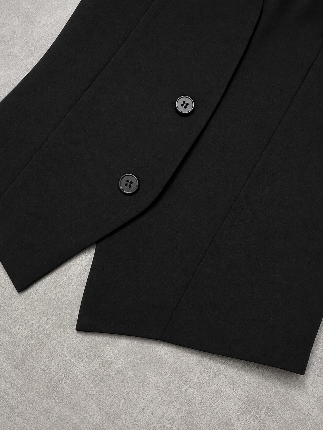 Dettaglio bottoni: Dettaglio bottoni gilet donna nero – chiusura frontale con due bottoni