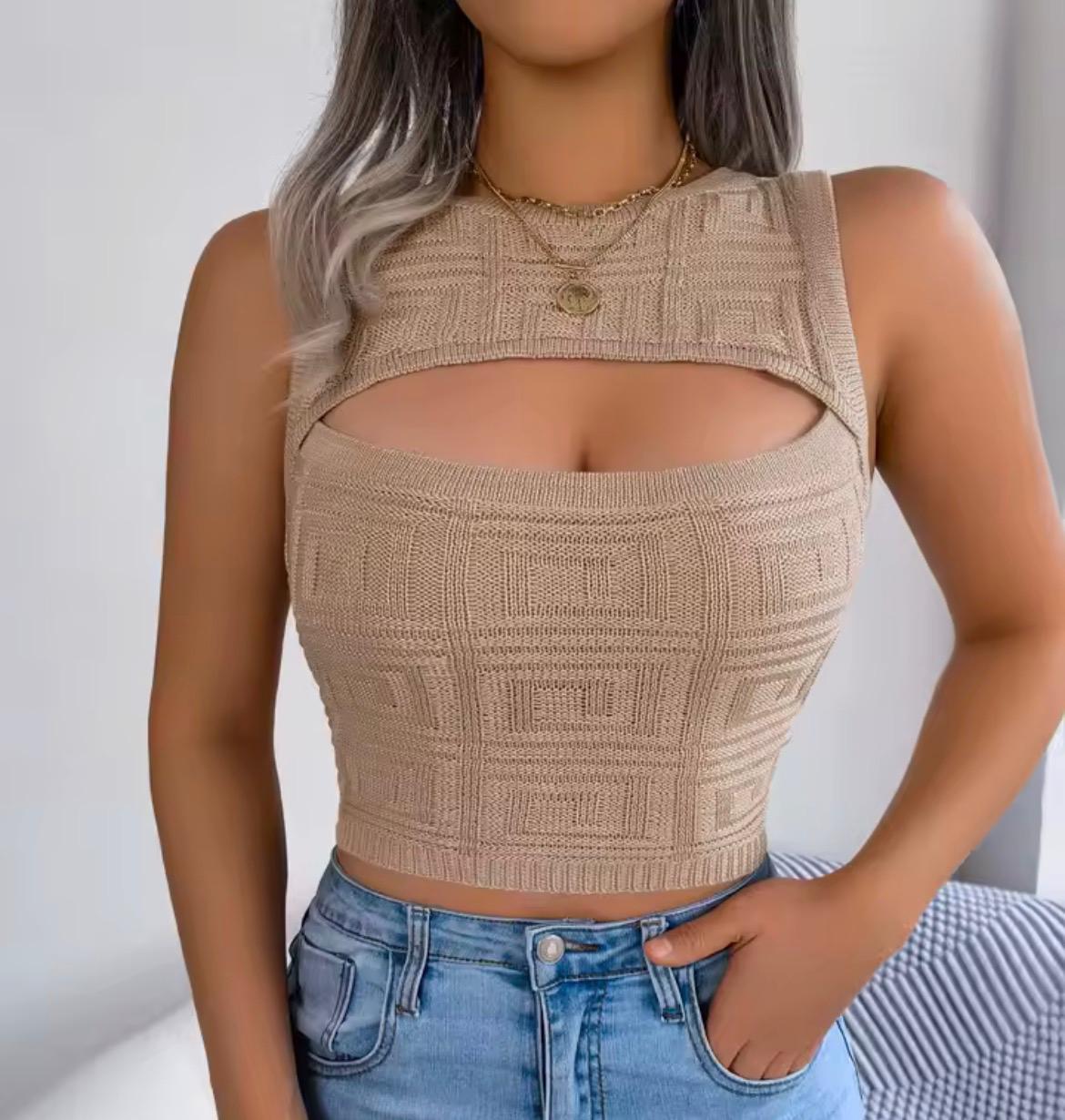 Dettaglio khaki: Top corto estivo in cotone lavorato khaki – dettaglio cut-out e tessuto traforato | My One Only Shop